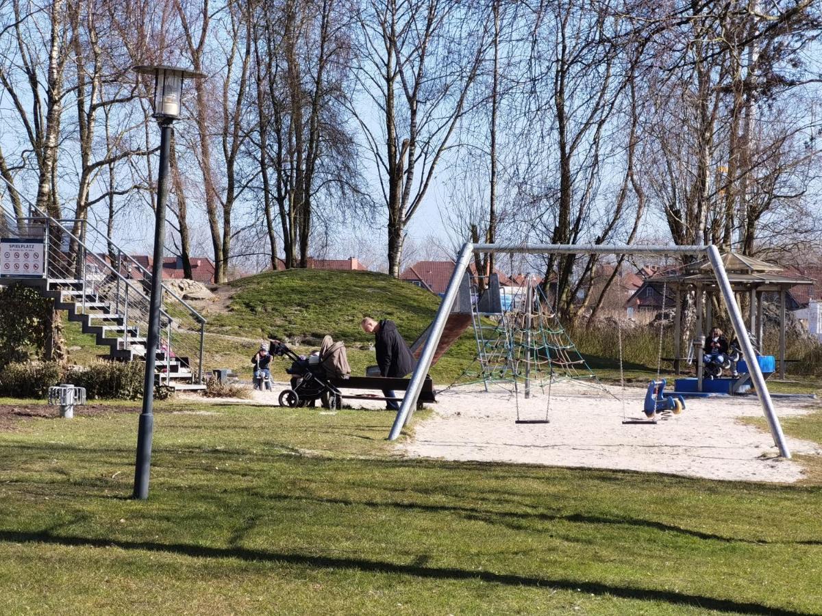Schaake Hooksiel - Charmante Reetdachwohnung & Kostenfreier Parkplatz Kültér fotó
